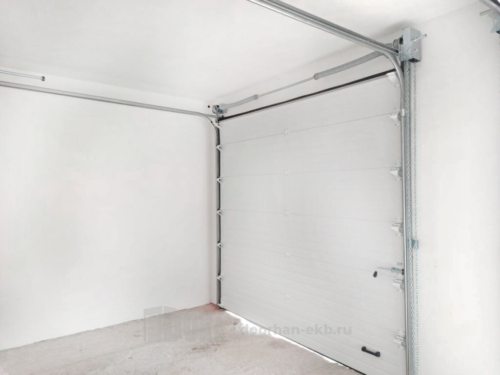 Секционные подъемные ворота для гаража внутри вид привод рама панели