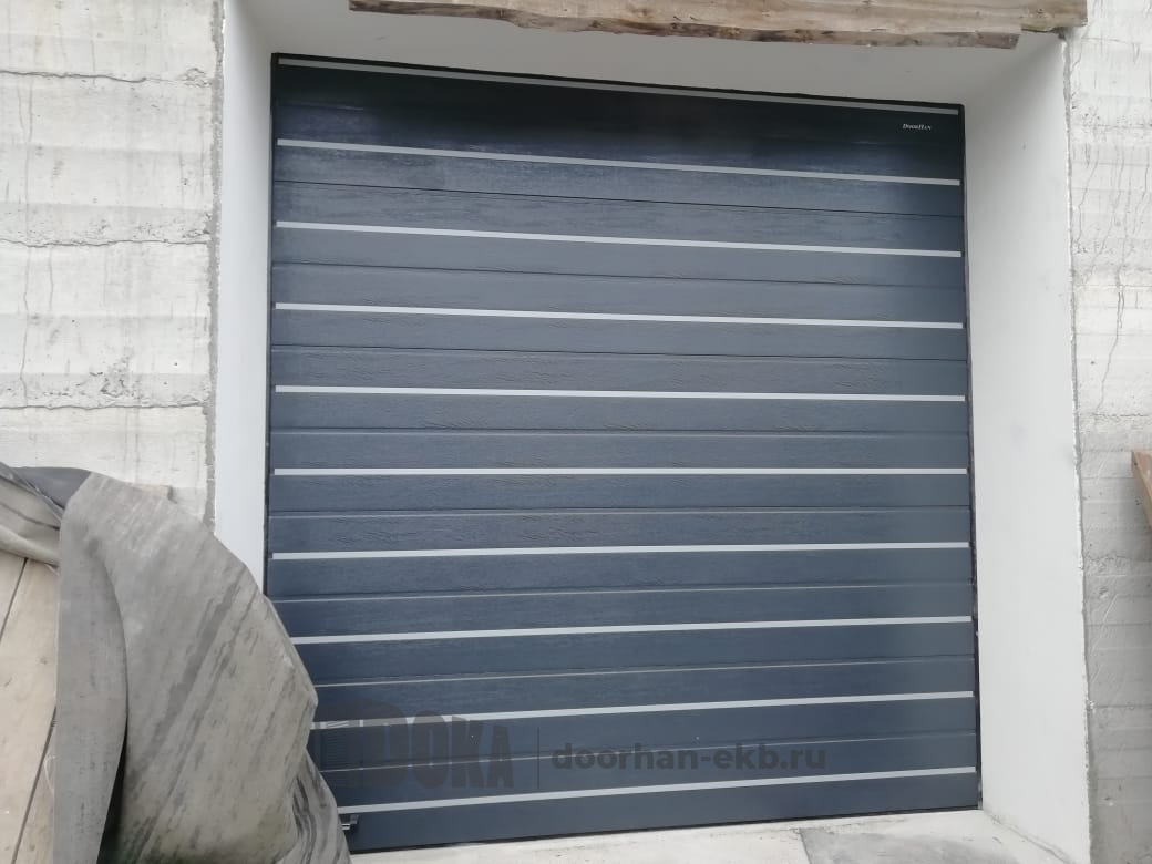 Ворота гаражные RSD02 Premium с отделкой алюминиевым молдингом