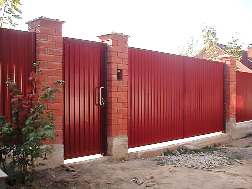 Ворота распашные с калиткой, цвет бордо ral3005 - компания Дока