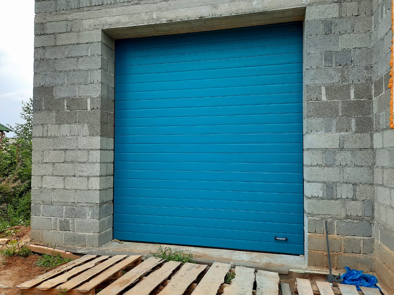Секционные ворота rsd02 цвет синий — Компания ДОКА
