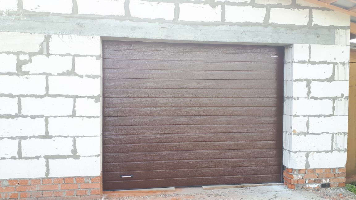 Ворота гаражные секционные с электроприводом   цвет коричневый RAL8017  - Дока-Дорхан