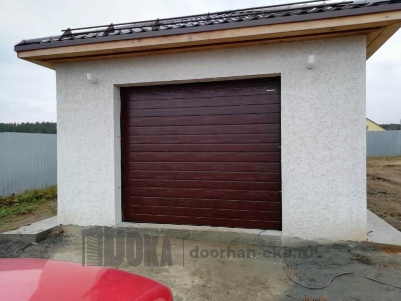 Автоматические гаражные подъемные ворота  цвет коричневый RAL8017 структура доска  - Дока-Дорхан