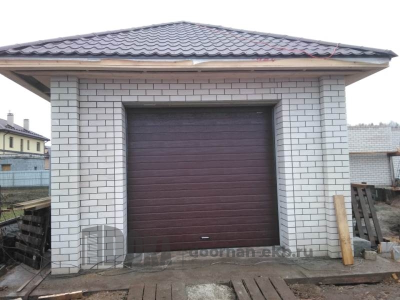 Автоматические гаражные подъемные ворота цвет коричневый RAL8017 структура доска - внешняя сторона  - Дока-Дорхан