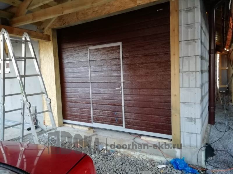 Подъемные гаражные ворота c калиткой цвет коричневый  RAL8017 - внешняя сторона - Дока-Дорхан