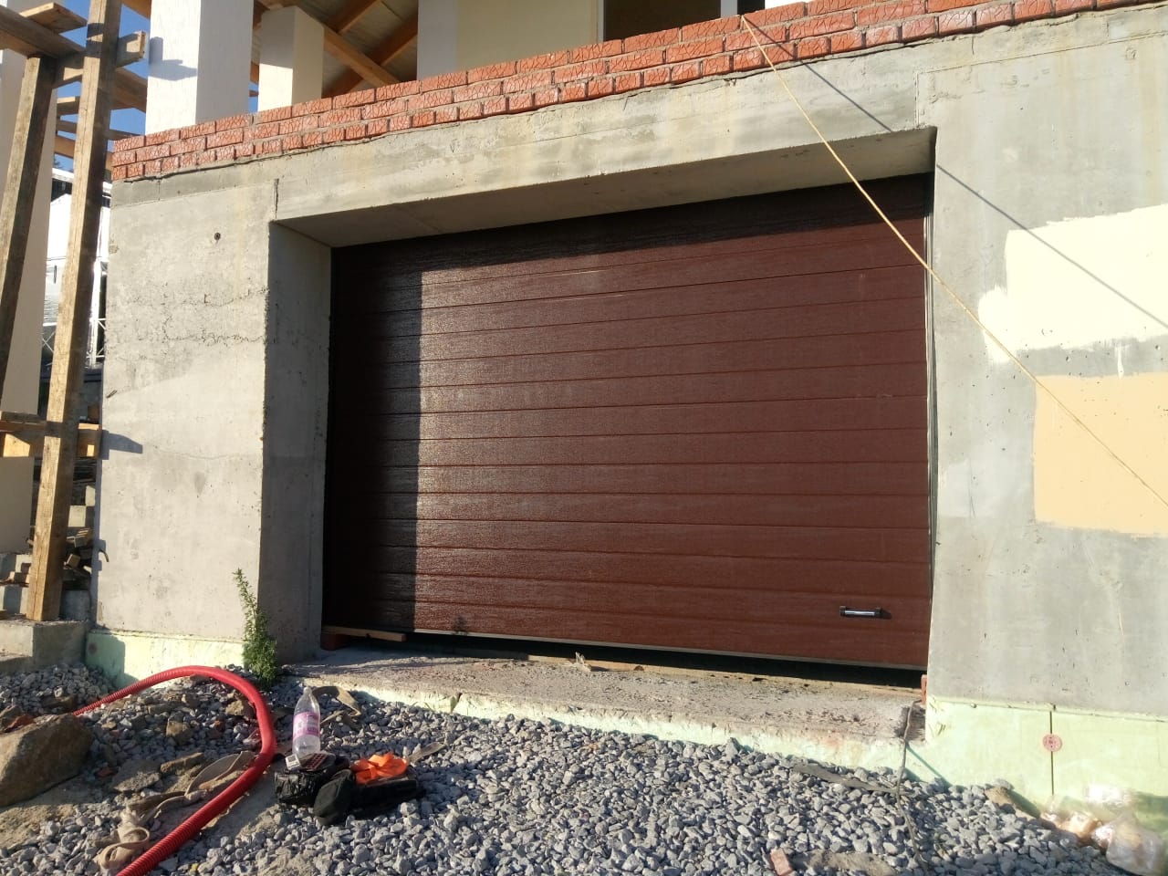 Автоматические гаражные подъемные ворота цвет коричневый RAL8017 структура доска - внешняя сторона - Дока-Дорхан
