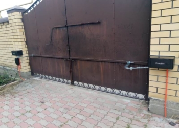 Распашные уличные ворота с электроприводом цвет коричневый RAL8017 - внутренняя сторона - Дока-Дорхан