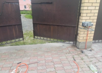 Распашные уличные ворота с электроприводом цвет коричневый RAL8017 - внутренняя сторона - Дока-Дорхан