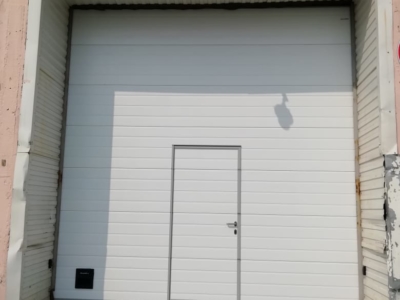Ворота секционные с калиткой с автоматикой фотоэлементами  цвет белый  RAL9003 - Дока-Дорхан