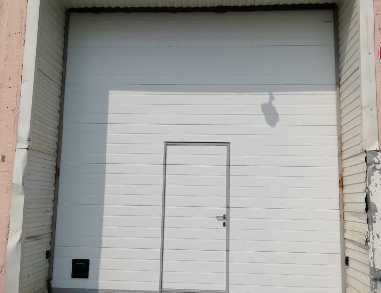 Ворота секционные с калиткой с автоматикой фотоэлементами  цвет белый  RAL9003 - Дока-Дорхан