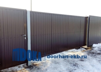 Откатные ворота с отдельностоящей калиткой цвет коричневый RAL8017- внешняя сторона - Дока-Дорхан