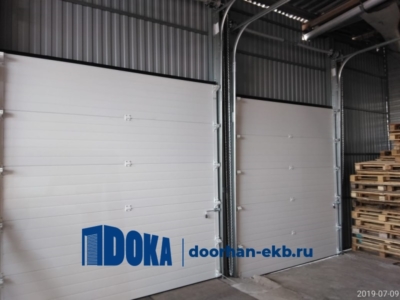Промышленные секционные ворота  цвет белый  RAL9003 структура доска  - снаружи здания - Дока-Дорхан