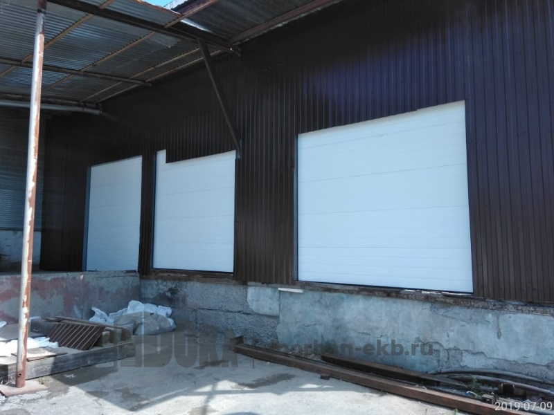 Промышленные секционные ворота  цвет белый  RAL9003 структура доска  - внутри здания- Дока-Дорхан