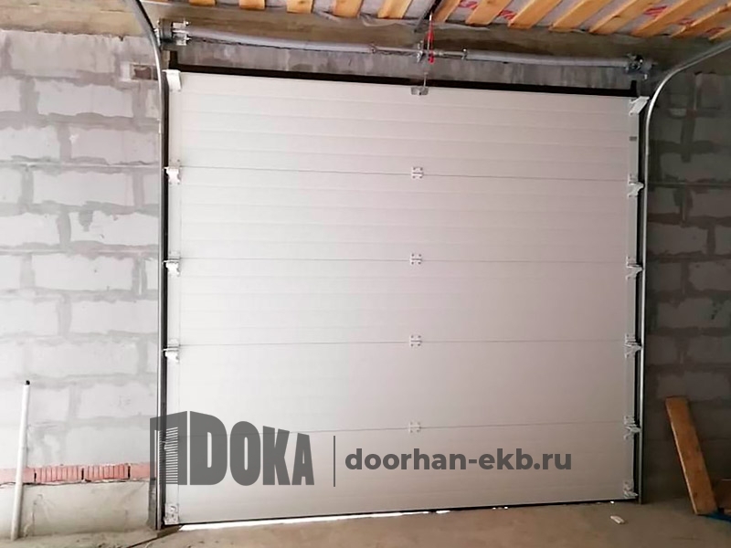 Секционные ворота для гаража RSD01   цвет белый  RAL9003 структура доска   - Дока-Дорхан