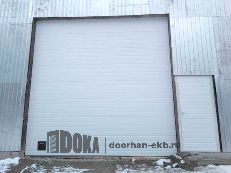 Промышленные секционные ворота DoorHan ISD01 3000*3000  цвет белый  RAL9003 структура доска  - Дока-Дорхан в Екатеринбурге