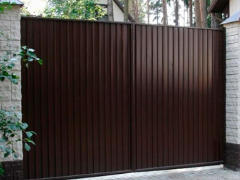 Ворота из профнастила DoorHan  цвет коричневый RAL8017 структура доска  купить в Екатеринбурге - Компания ДОКА