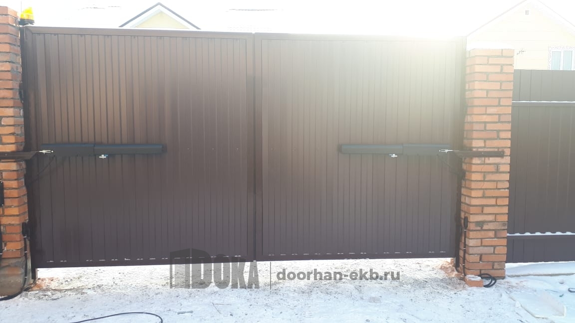 Распашные автоматические ворота шириной 4115 мм с калиткой и приводом  цвет коричневый RAL8017  — Дока-Дорхан