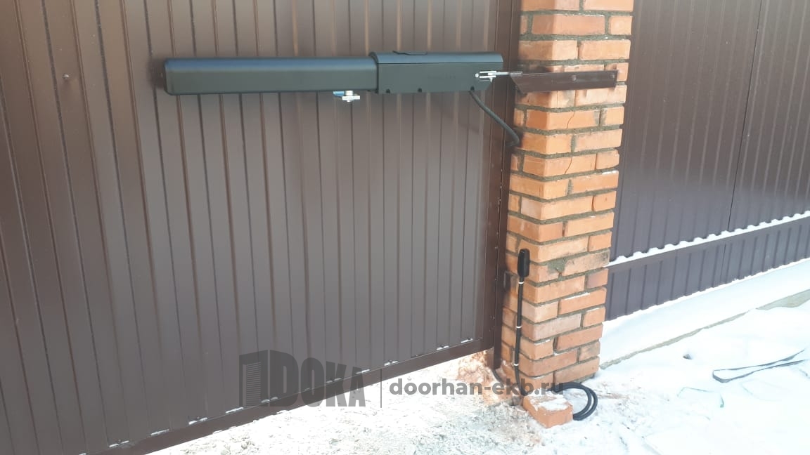 Распашные ворота шириной 4115 мм с калиткой и приводом  цвет коричневый RAL8017  — Компания ДОКА
