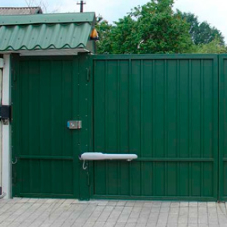 Распашные ворота из профнастила с калиткой цвет зеленый ral6005 купить в Екатеринбурге
