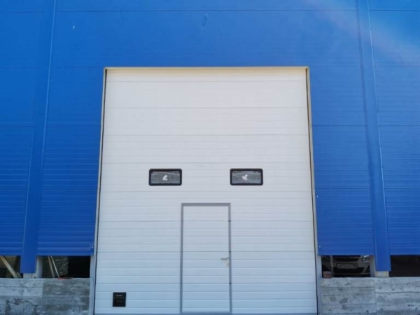 Промышленные секционные ворота с калиткой для «Технохолод Урал» 4000*4900  цвет белый  RAL9003 - Компания ДОКА