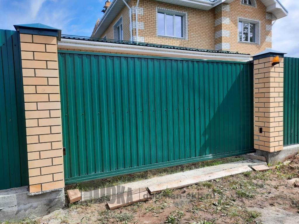 Откатные ворота с калиткой зеленые  от официального представителя в Екатеринбурге  — Дока-Дорхан
