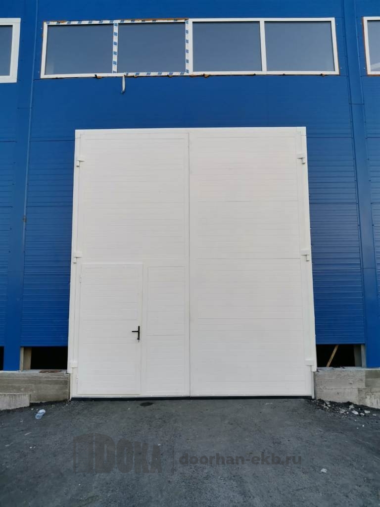Промышленные распашные утепленные ворота с калиткой для «Технохолод Урал» 4060*4610  цвет белый  RAL9003  - Компания ДОКА