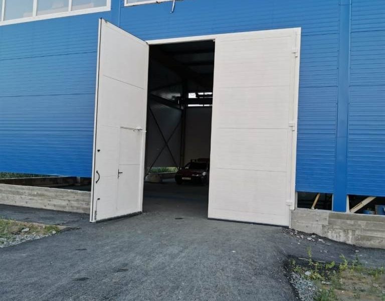 Промышленные распашные утепленные ворота с калиткой для «Технохолод Урал»  4060*4610 - Компания ДОКА