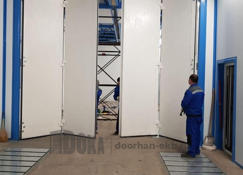 Ворота промышленные распашные складного типа для УВЗ  цвет белый  RAL9003 - Компания ДОКА