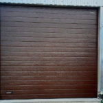 Ворота в гараж изготовление установка дизайн узкая полоса цвет коричневый