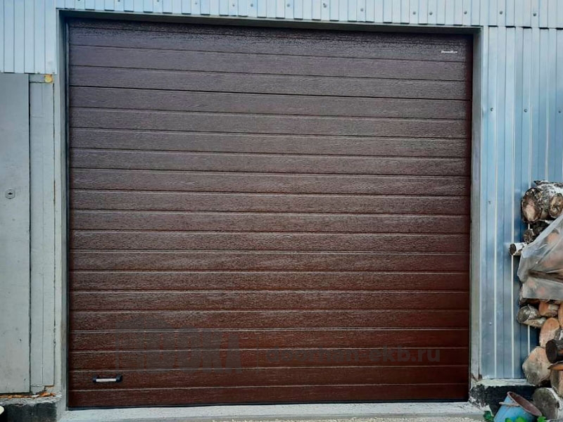Ворота в гараж изготовление установка дизайн узкая полоса цвет коричневый