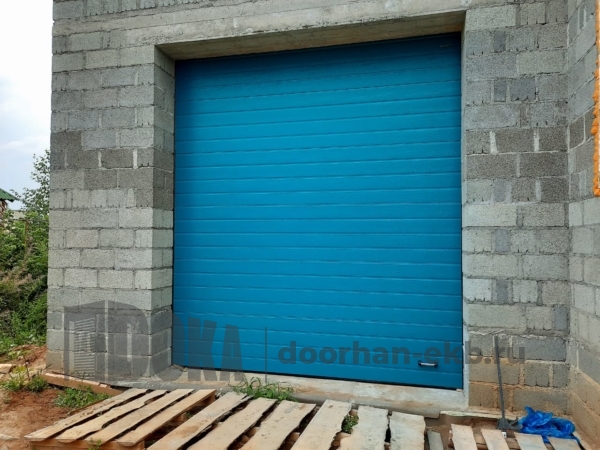 секционные подъемные ворота doorhan rsd02 с торсионным механизмом цвет синий монтаж установка под ключ