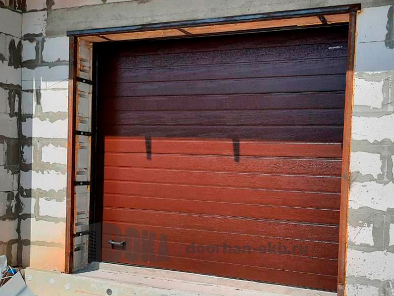 Ворота в гараж изготовлпение и установка цвет коричневый дизайн дерево