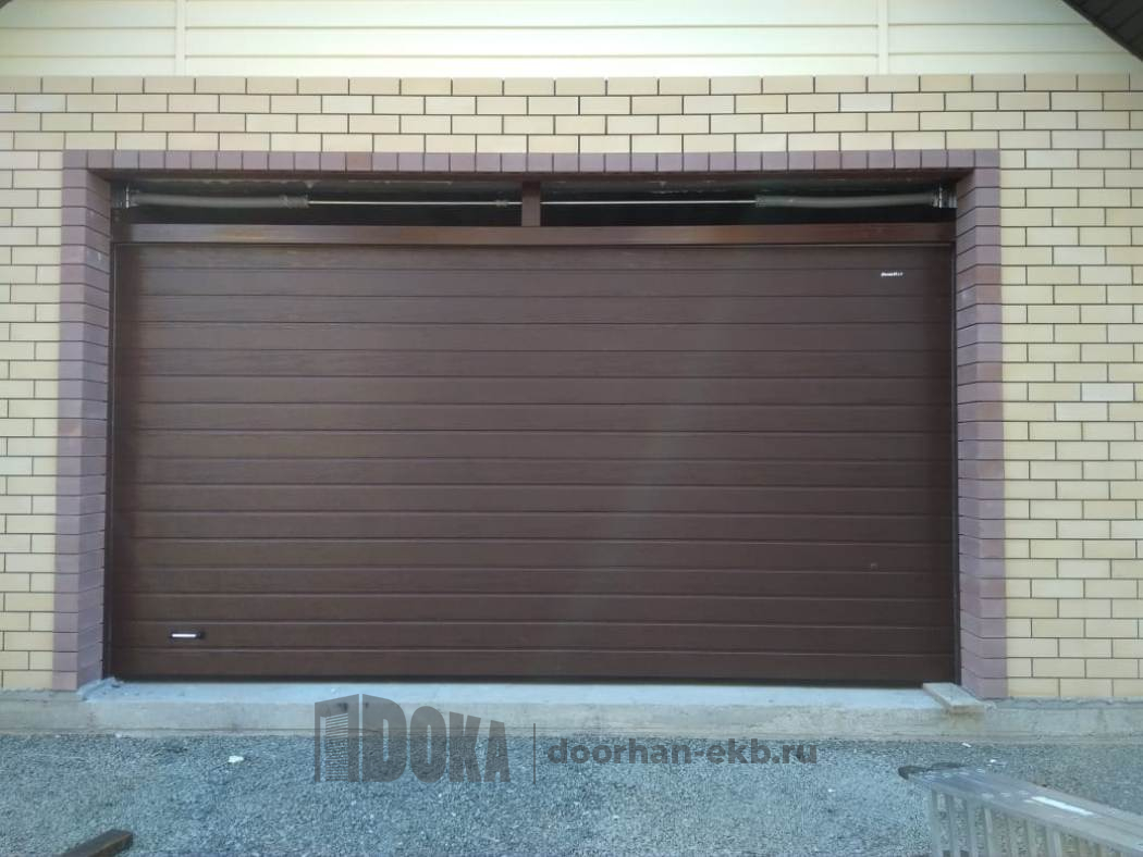 гаражные ворота секционные rsd02 с торсионом в коттедже цвет коричневый ral 8014