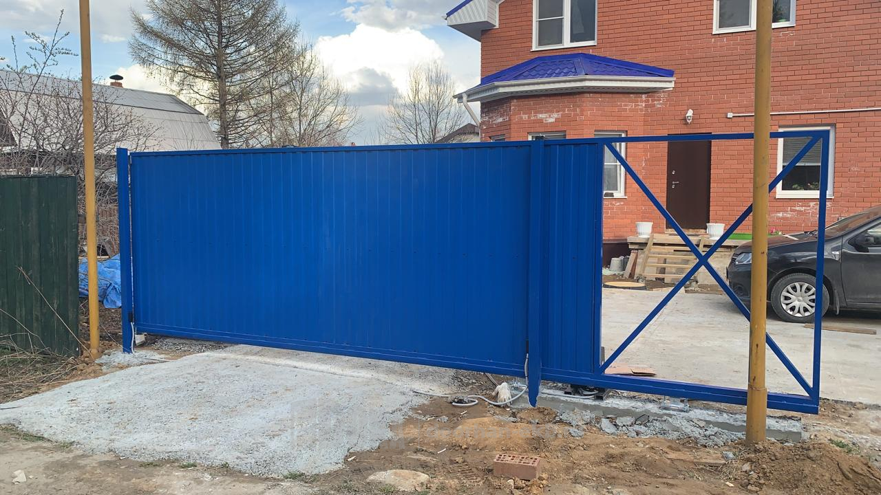 Откатные ворота с профлистом ширина 4500 синие, ral 5005