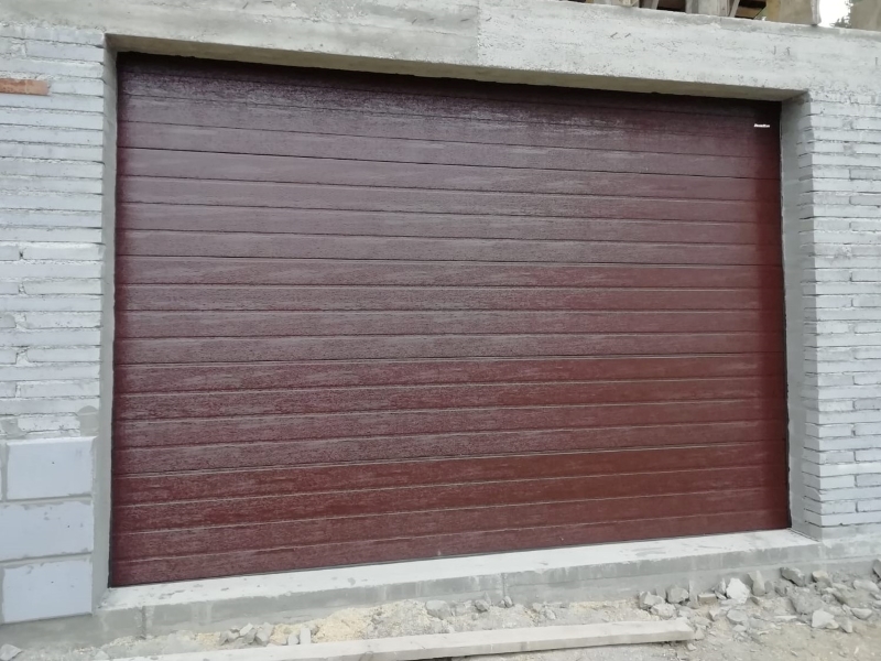 Ворота секционные для гаража RSD02ALU — 2200*2200