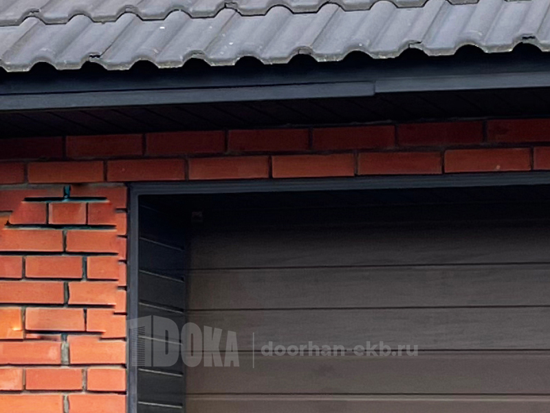 Секционные подъемные ворота для частного дома стационарного гаража с кирпичной кладкой, цвет темно-коричневый ral-8017