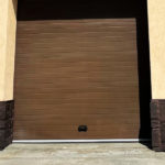 Ворота для дома гаражные подъемные секционные с автоматическим приводом коричневые 