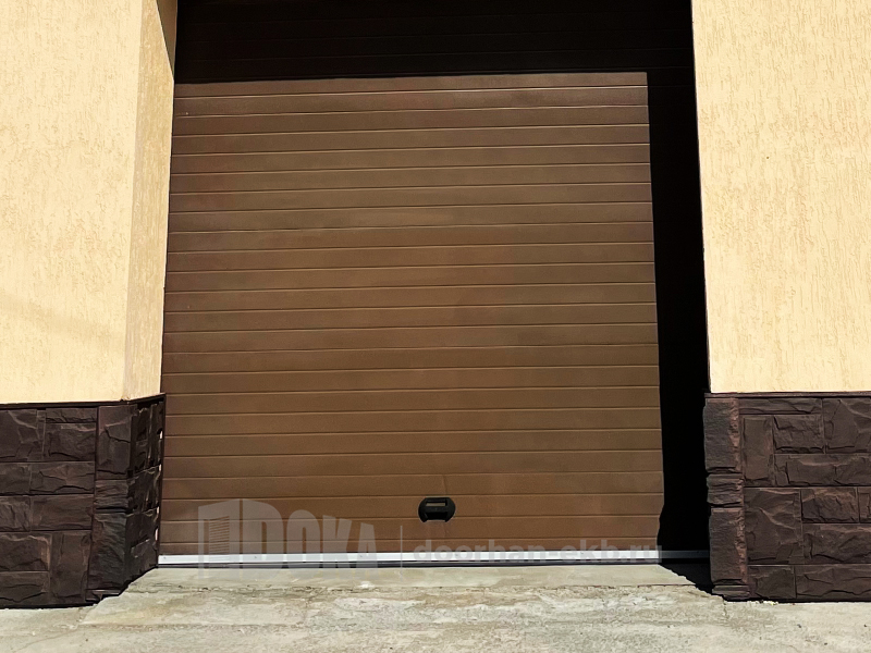 Секционные ворота гаражные с торсионом RSD02 — 3300*2300