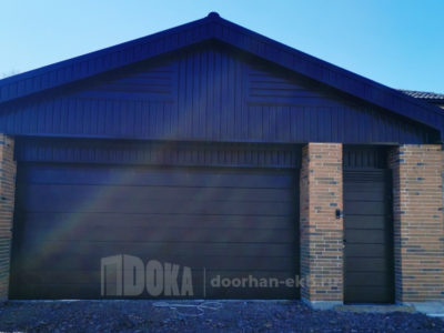 Ворота в отдельностоящем гараже с отдельнйо калиткой цвет коричневый дерево