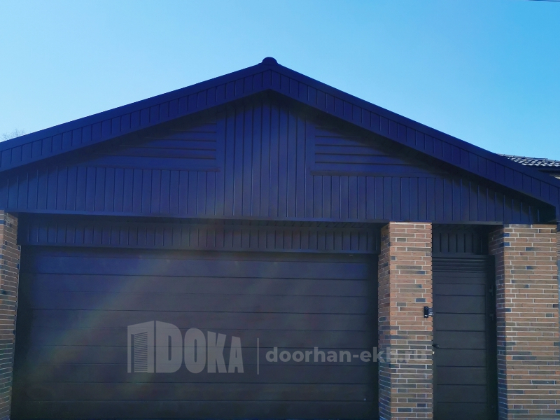 Ворота для гаража с отдельностоящей калиткой цвет коричневый в отдельный гараж