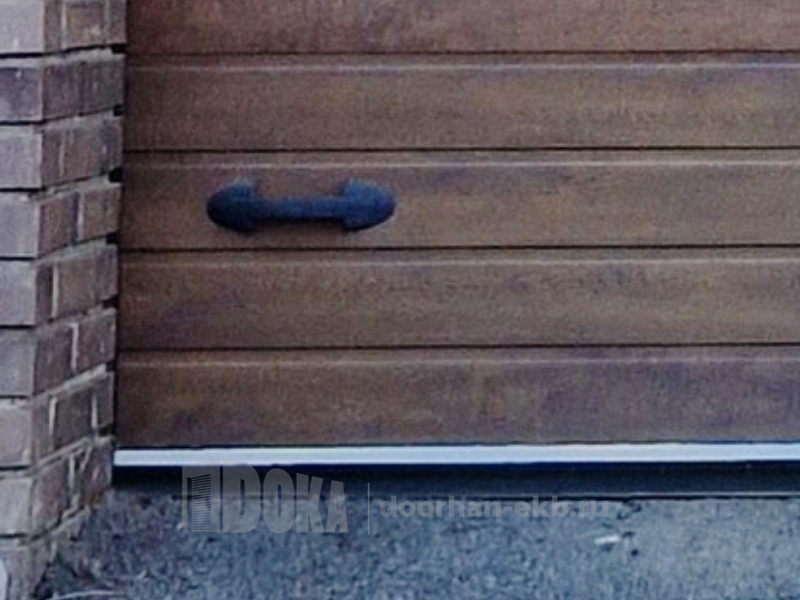 Дверное полотно с ручкой открывания ворот 