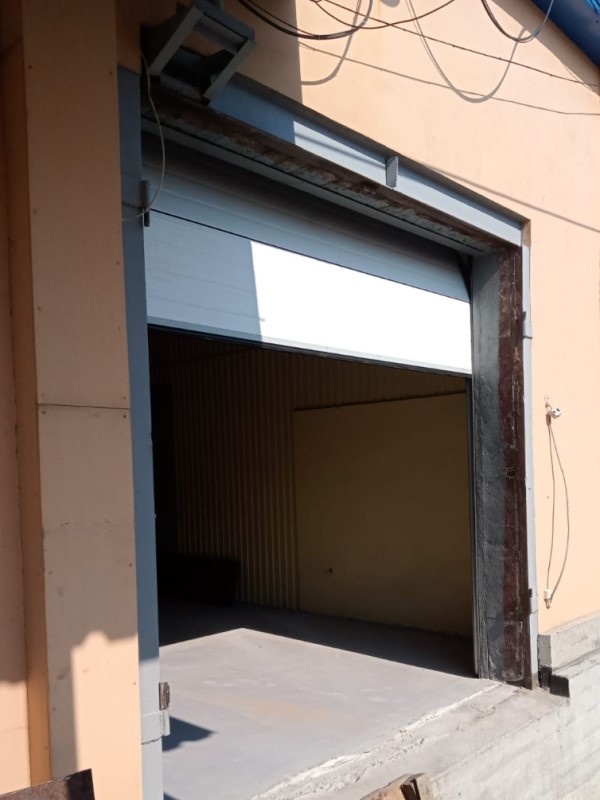 гаражные секционные ворота RSD02 - проект производственно-складского комплекса