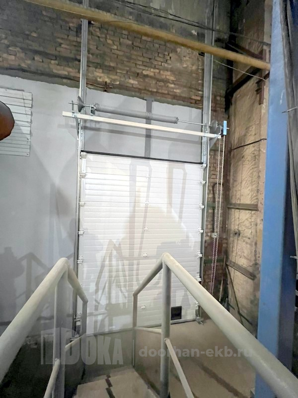 Монтаж промышленных ворот с вертикальным подъемом с валом снизу - проекты Дока Екб